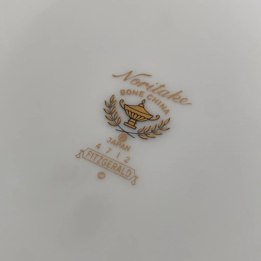 Noritake Fitzgerald | Set of 4 Bone China Dinner Plates (Marbled Green/Gold)